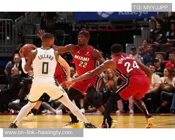 热火与火箭激战正酣NBA赛场精彩对决引发球迷热议